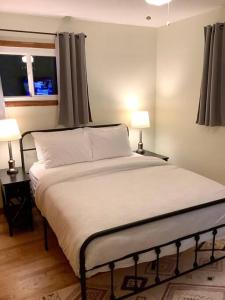 ein Schlafzimmer mit einem großen Bett mit zwei Lampen in der Unterkunft The House Hotels - Erie St. 2 in Cuyahoga Falls