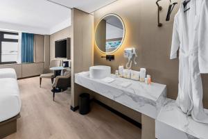Postel nebo postele na pokoji v ubytování Ly New York Hotel