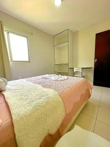 una camera da letto con un letto grande e una finestra di Chalé Milagres Green a São Miguel dos Milagres
