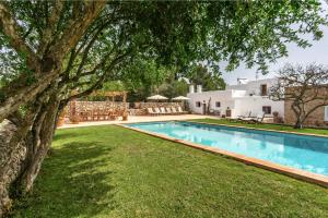 - une piscine en face d'une maison dans l'établissement CAN FERRER Authentic payesa house, à Sant Antoni de Portmany