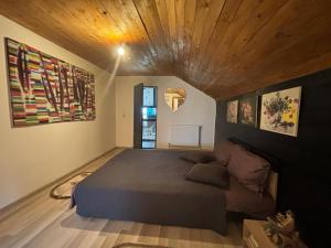 um quarto com uma cama grande num quarto em Casa de vacanță Hera - Pasul Tihuța - Un colțișor de rai em Piatra Fantanele