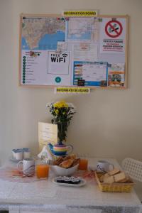 ナポリにあるApartment Nadiaのお椀に食べ物とオレンジジュースを盛り付けたテーブル