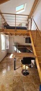 格拉韋松的住宿－Parenthèse provençale，客房设有一张高架床和一张带椅子的桌子。