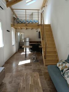 a room with a loft with a desk and a staircase at Parenthèse provençale in Graveson