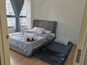 - une chambre avec un lit avec deux oreillers et une fenêtre dans l'établissement NEW : JALAN Ampang Cosy Staycation.15min Drive to KLCC/PAVILLION, à Kuala Lumpur