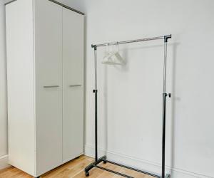 um armário com armários brancos e uma porta de vidro em Deluxe 3 Bed Flat with garden em Finchley