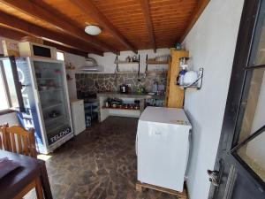 małą kuchnię z lodówką i kuchenką w obiekcie Lanzarote Hostel w mieście Arrecife