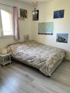 a bedroom with a large bed in the corner at Grande maison 132m2 avec jardin et piscine à 15min de la plage in La Crau