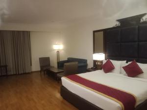 Llit o llits en una habitació de Hotel Comfortel Banjara Hills- Free Buffet breakfast- Multi Cuisine Restauran