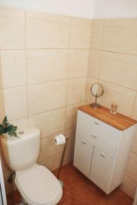 a bathroom with a white toilet and a mirror at Casa Amar- Vista panorâmica in Luz