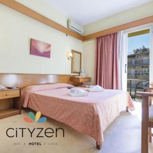 Habitación de hotel con cama y ventana en CiTYZen Hotel, en Loutraki