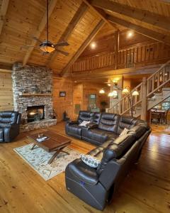 Χώρος καθιστικού στο Deluxe Parkland Cabin - Pet and Motorcycle Friendly Home