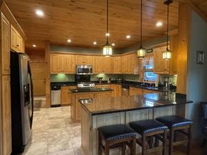 Η κουζίνα ή μικρή κουζίνα στο Deluxe Parkland Cabin - Pet and Motorcycle Friendly Home +23 φωτογραφίες