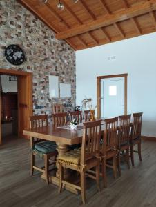 Un comedor con mesa y sillas de madera. en Quinta da Fonte, en Torneira