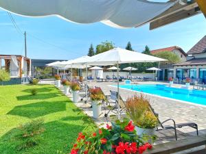 Bazén v ubytování 16 Lakes Hotel nebo v jeho okolí