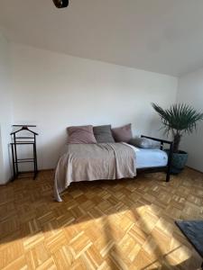 a bedroom with a bed and a potted plant at Charmante Wohnung nähe Zentrum Wien in Vienna
