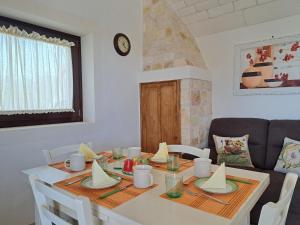 ein Esszimmer mit einem weißen Tisch und Stühlen in der Unterkunft Fogliantica Azienda Agrituristica in Ceglie Messapica