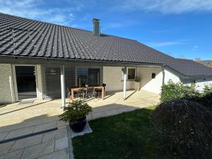 una casa con un patio con una mesa. en Fewo 68 en Isny im Allgäu