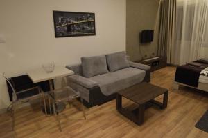 AbdaにあるNice Home Apartment 2のソファとテーブルのあるリビングルーム