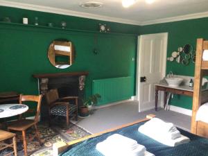 Кровать или кровати в номере Mansefield Rooms