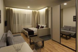 una camera con letto e un soggiorno con divano di Nice Home Apartment 2 ad Abda