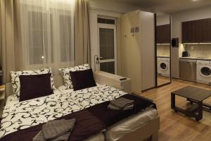 een slaapkamer met een groot bed en een woonkamer bij Nice Home Apartment 2 in Abda