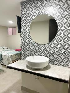 馬薩特蘭的住宿－Posada Vacacional Brisas del Mar，浴室设有水槽和镜子,位于柜台上