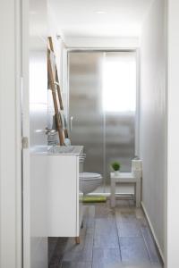 een badkamer met een wastafel, een toilet en een raam bij La Vista Preciosa in San Miguel de Abona