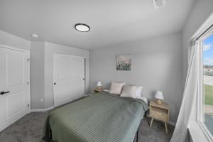 una camera da letto bianca con un letto e una finestra di Contemporary Comfort in Quincy a Quincy