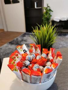 eine weiße Schüssel gefüllt mit Schokoriegeln und Süßspeisen in der Unterkunft Trier City Center Apartments Altstadt in Trier