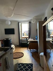 Zimmer mit einer Küche und einem Schreibtisch mit einem Fenster in der Unterkunft Trier City Center Apartments Altstadt in Trier