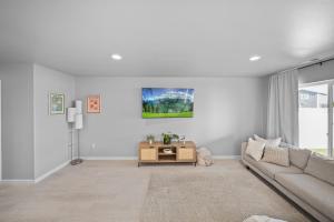 un soggiorno bianco con un divano e un tavolo di Contemporary Comfort in Quincy a Quincy