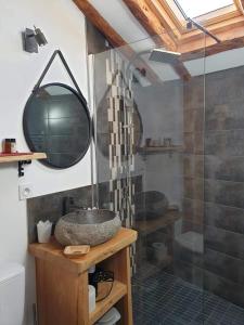 Odeillo-ViaにあるCosy Houseのバスルーム(洗面台、鏡付)