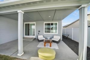 un patio coperto con tavolo e sedie di Contemporary Comfort in Quincy a Quincy