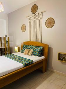 een bed met twee kussens in een kamer bij Appartement ethnique cosy in Douala