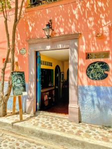 una entrada a un edificio con un cartel en él en Casa Camellia, en San Miguel de Allende