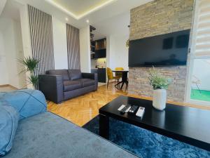 un soggiorno con divano e tavolo di Like home3 a Belgrado