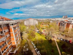 een luchtzicht op een stad met gebouwen en bomen bij Like home3 in Belgrado