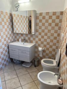 パラーウにあるSardeのバスルーム(洗面台、トイレ、鏡付)