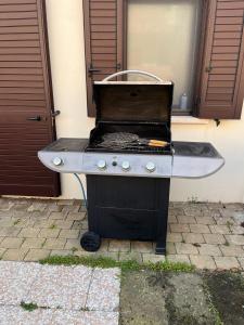 un barbecue posto all'esterno di un edificio di Sarde a Palau