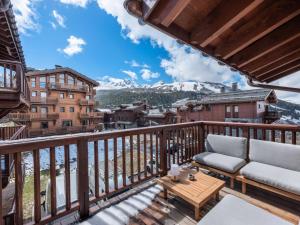 a balcony with a couch and a table at Résidence Goyard - Chalets pour 12 Personnes 184 in Courchevel