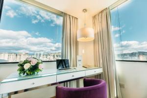 Nespecifikovaný výhled na hory nebo výhled na hory při pohledu z hotelu