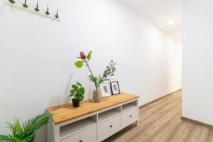 - un salon avec une table et des plantes dans l'établissement VALLH, à Barcelone
