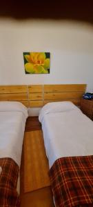 - 2 lits dans une chambre avec une photo sur le mur dans l'établissement Mgrahamhouse, à Tacoronte