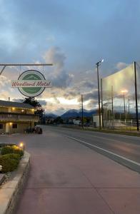 una calle vacía con un cartel en un lado de un edificio en Woodland Motel en Salida