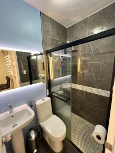 y baño con aseo, ducha y lavamanos. en American Standard/2Bedroom House, en Cagayan de Oro