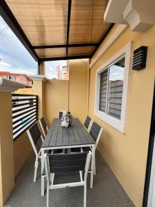 einen Tisch und Stühle auf dem Balkon eines Hauses in der Unterkunft American Standard/2Bedroom House in Cagayan de Oro