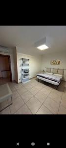 ein Schlafzimmer mit einem Bett und Fliesenboden in der Unterkunft Menandri in Parabita