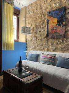 una sala de estar con un sofá y una mesa en La Venta de Izan, en Gumiel de Hizán