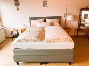 un letto con due cuscini sopra in una stanza di Schwarzwaldausblick - Umweltfreundlich & Pool a Baiersbronn